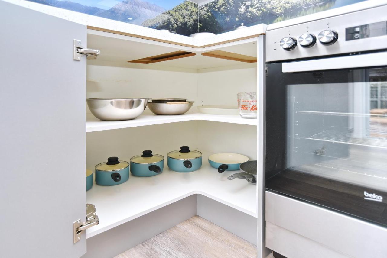 Brockworth Place - Christchurch Holiday Homes Экстерьер фото